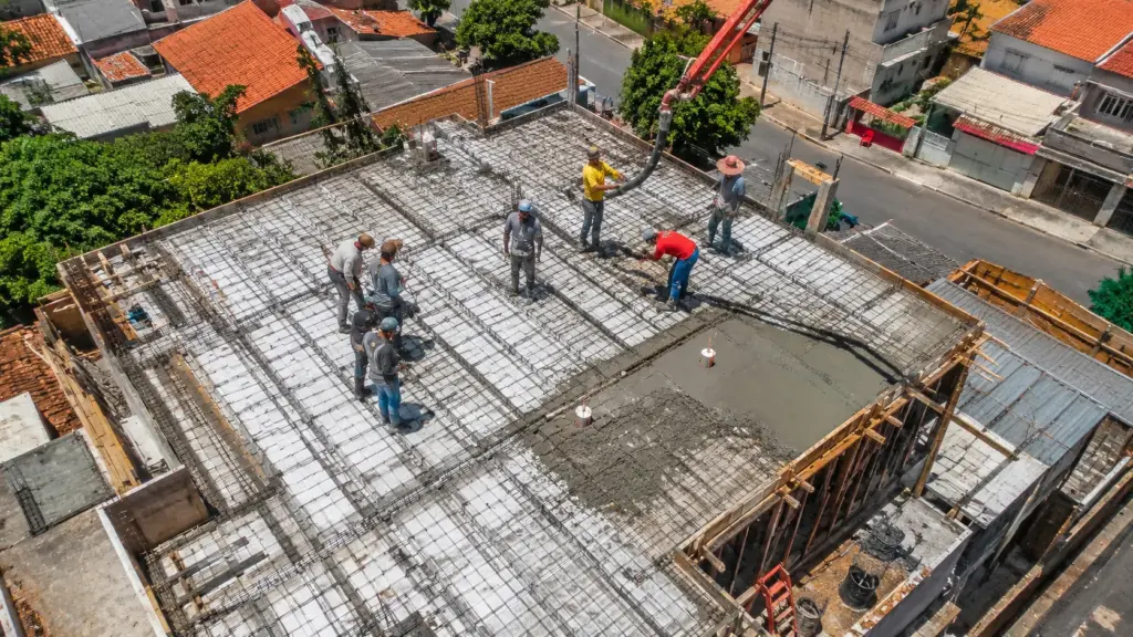 Uma laje de 50 m² pode esconder despesas que surpreendem no orçamento: concreto, aço, formas, escoramento, transporte e trabalhadores precisam ser calculados juntos, porque pequenos custos adicionais podem elevar significativamente o valor final da construção Uma laje de 50 m² pode esconder despesas que surpreendem no orçamento: concreto, aço, formas, escoramento, transporte e trabalhadores precisam ser calculados juntos, porque pequenos custos adicionais podem elevar significativamente o valor final da construção