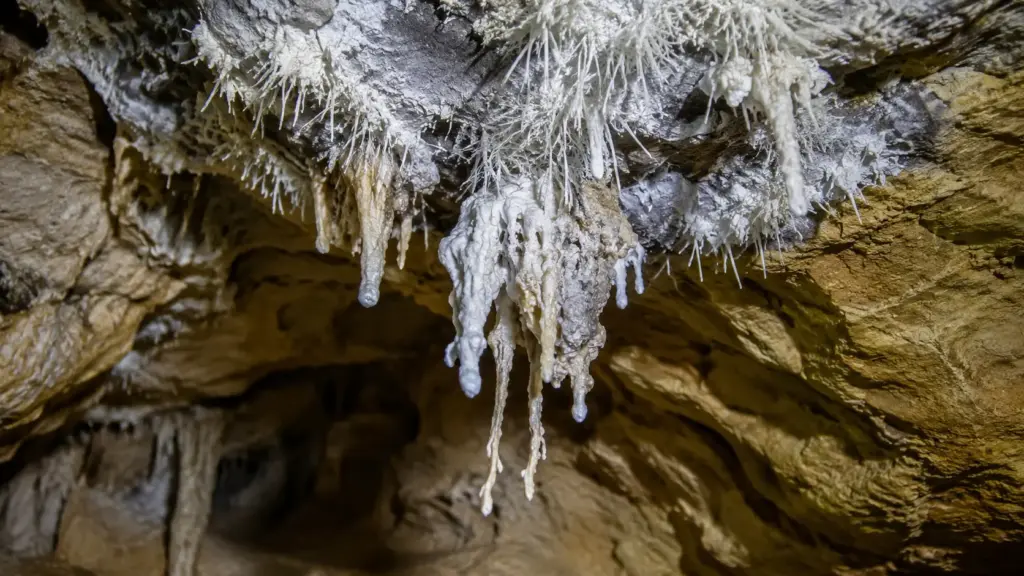 Cidade tranquila do interior da Bahia esconde 17 km de cavernas, salões gigantes com mais de 50 metros, águas cristalinas e cristais raros sob a Chapada Diamantina