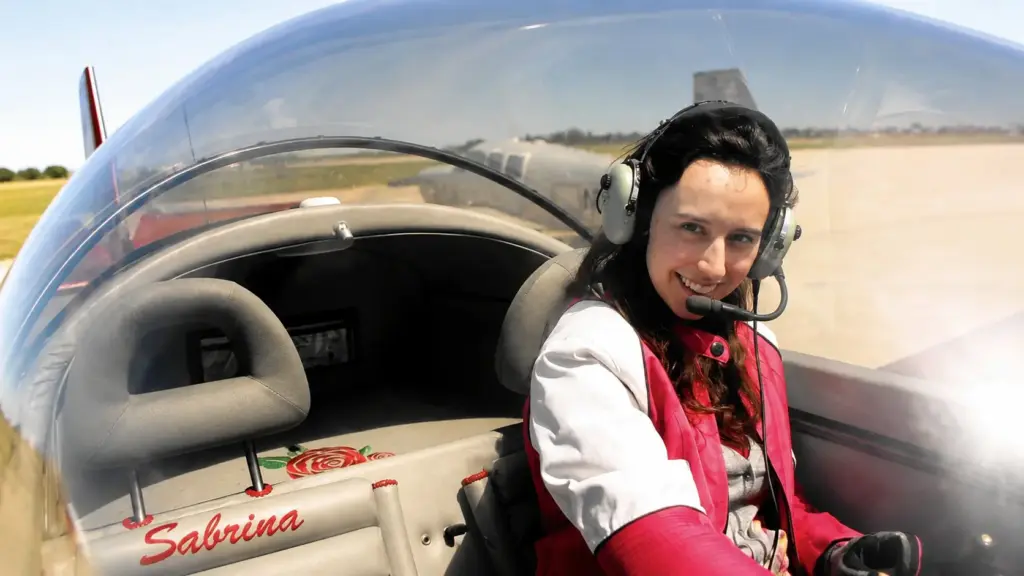 Conhecida como “nova Einstein”, física começou a pilotar aos 9 anos, construiu o próprio avião antes dos 16, formou-se com a maior média do curso no MIT, concluiu o doutorado em Harvard, teve pesquisas citadas por Stephen Hawking e agora tenta unir as duas teorias que explicam o universo