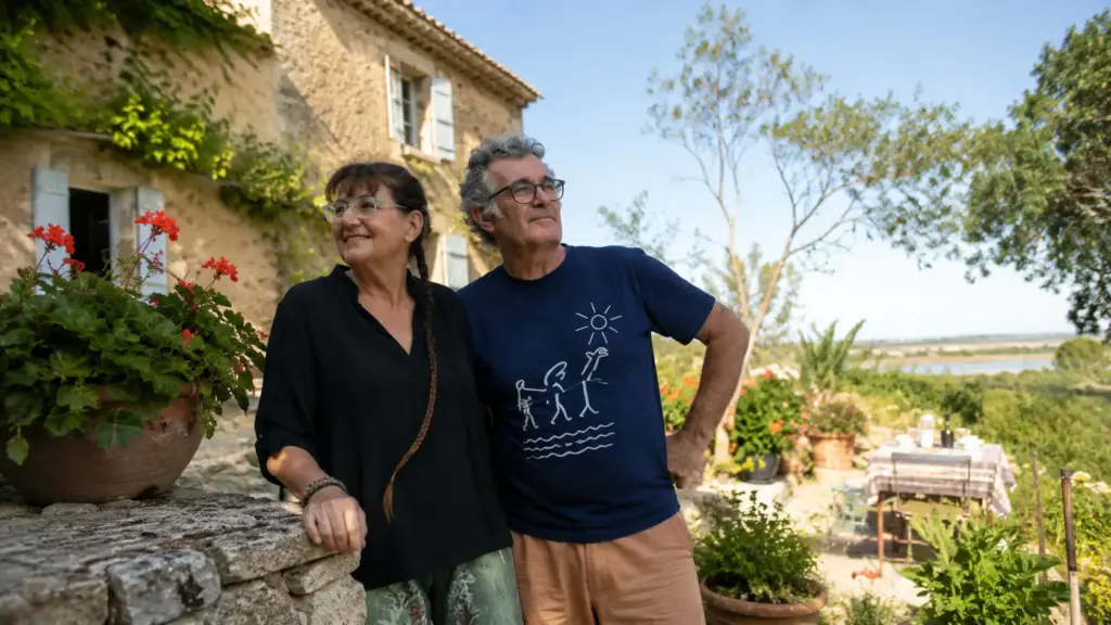 Casal de 66 e 60 anos abandona vida corrida da cidade, assume antigo convento do século 17 e passa a viver quase sozinho em ilha francesa cercada por javalis, flamingos e veados