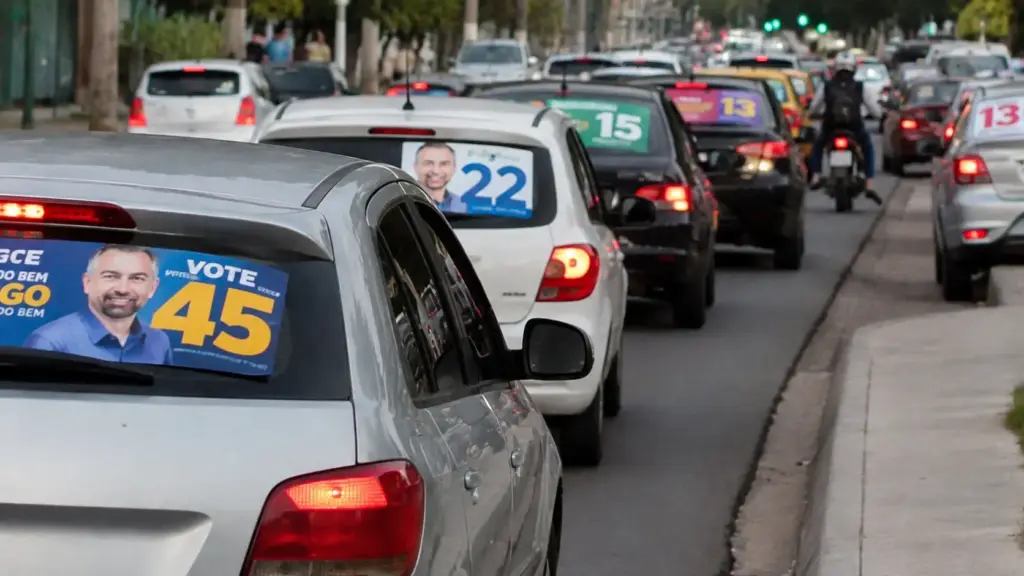 Adesivo de candidato no carro pode fazer motorista perder o seguro? TSE permite propaganda de até 0,5 m², mas uso frequente em carreatas e campanhas pode mudar as regras da apólice