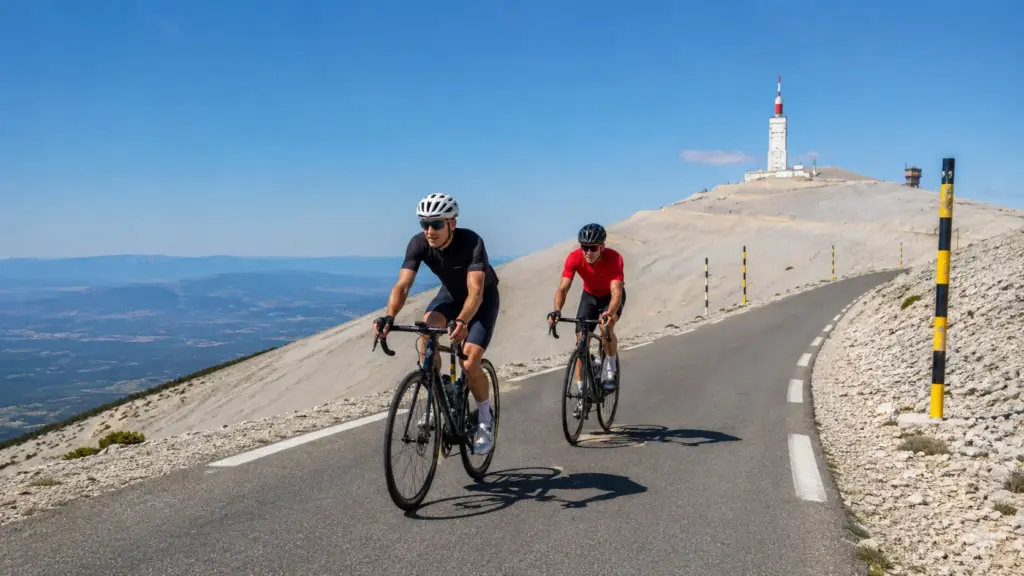 Dois irmãos deixam o nível do mar, encaram 21 km de subida no Mont Ventoux sob 35 °C e descobrem por que tentar pedalar no mesmo ritmo pode acabar com o desafio antes do topo