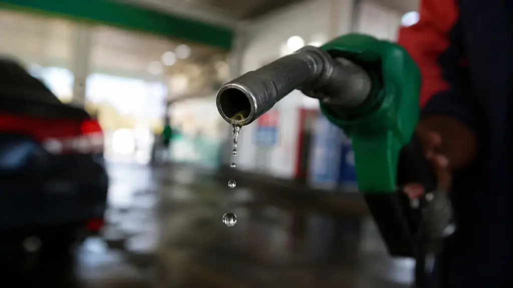 Senado aprova projeto que pode reduzir impostos sobre combustíveis, usa receita extra do petróleo, libera R$ 5,5 bilhões fora do teto em 2026 e cria trava fiscal para 2027