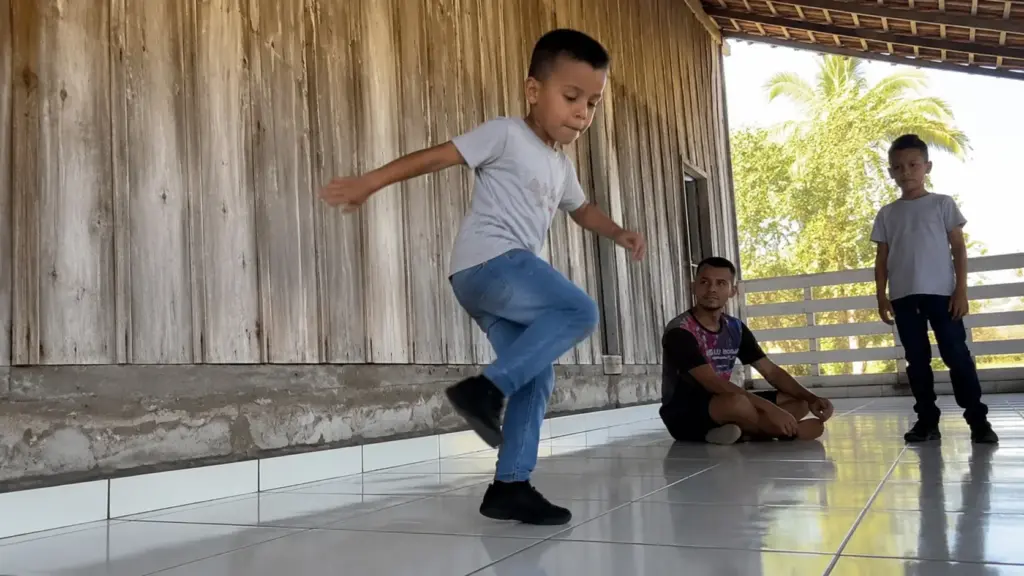 Aos 7 anos, menino de Rondônia viraliza dançando hits dos anos 1980 e 1990, supera 5 milhões de visualizações e faz a internet brincar que ele “farmou aura” antes mesmo de nascer na época das músicas