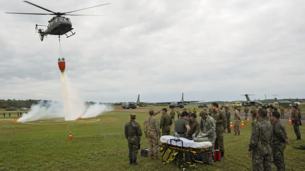 Mais de 1,2 mil militares de 14 países chegam a Campo Grande para enfrentar incêndios florestais que não existem, mas o treinamento brasileiro simula resgates, transporte de suprimentos e retirada aeromédica de vítimas exigidos quando grandes desastres se tornam reais Mais de 1,2 mil militares de 14 países chegam a Campo Grande para enfrentar incêndios florestais que não existem, mas o treinamento brasileiro simula resgates, transporte de suprimentos e retirada aeromédica de vítimas exigidos quando grandes desastres se tornam reais