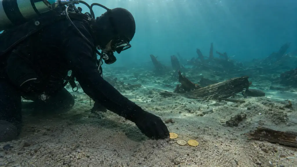 Família de mergulhadores encontra em naufrágio de frota espanhola 101 moedas de ouro, esconde 50 peças, devolve três ao oceano para encenar uma nova descoberta e, anos depois, vê investigação recuperar 37 moedas avaliadas em mais de US$ 1 milhão e condenar um dos integrantes à prisão Família de mergulhadores encontra em naufrágio de frota espanhola 101 moedas de ouro, esconde 50 peças, devolve três ao oceano para encenar uma nova descoberta e, anos depois, vê investigação recuperar 37 moedas avaliadas em mais de US$ 1 milhão e condenar um dos integrantes à prisão