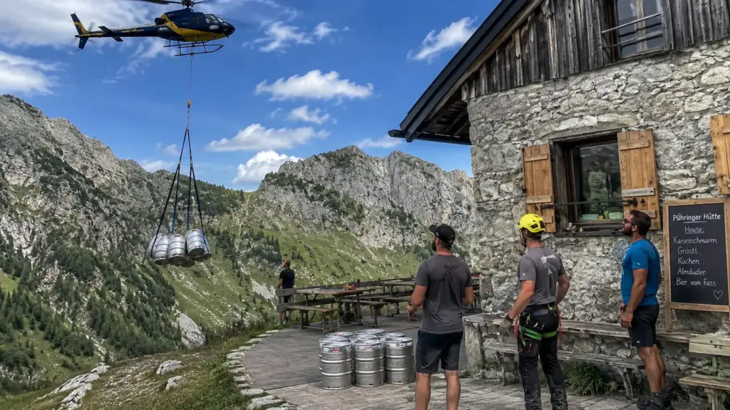 Sem estrada e a 1.638 metros de altitude nos Alpes, cabana isolada recebe caixas de cerveja penduradas em helicóptero, abastecimento pelo céu viraliza e ultrapassa 10 milhões de visualizações Sem estrada e a 1.638 metros de altitude nos Alpes, cabana isolada recebe caixas de cerveja penduradas em helicóptero, abastecimento pelo céu viraliza e ultrapassa 10 milhões de visualizações
