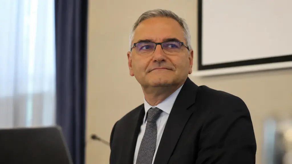 Alto funcionário francês é acusado de drogar mais de 240 mulheres em entrevistas de emprego, levá-las para longas caminhadas sem banheiro e registrar detalhes em uma planilha secreta