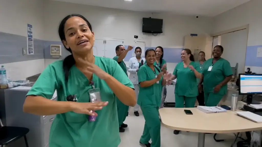Funcionário de atestado pode ir a festas e quem grava trend no trabalho pode ser demitido? Casos em Blumenau e Jataí mostram onde termina a liberdade do empregado e começa o risco real de justa causa