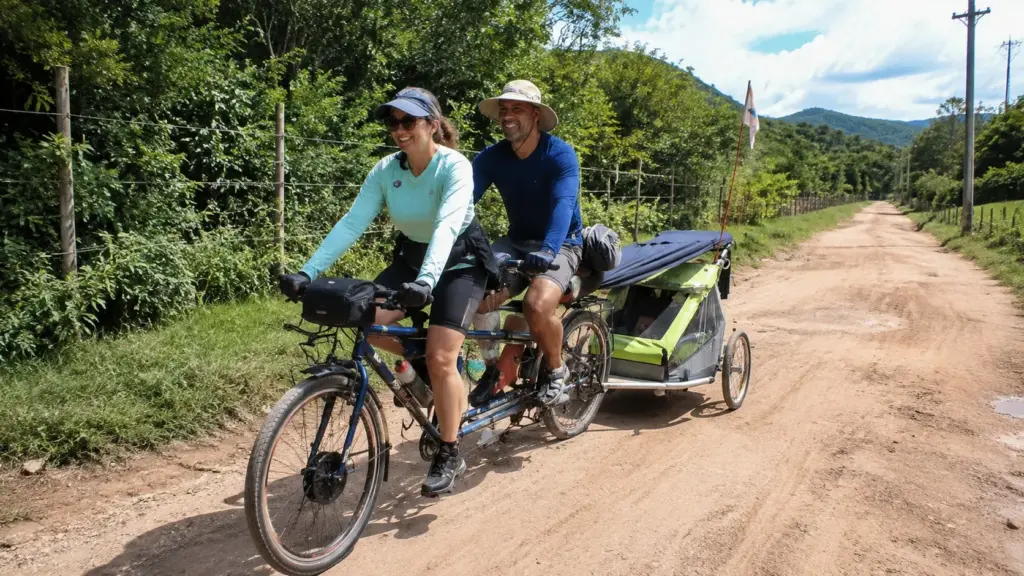 Casal brasileiro vende tudo o que tinha, atravessa 32 países de bicicleta por mais de três anos, enfrenta a pandemia na Nova Zelândia e transforma a aventura em uma nova vida ao lado da filha