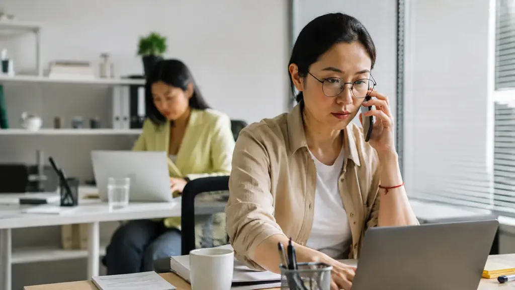 Síndrome da Abelha Rainha: por que algumas mulheres no topo das empresas passam a cobrar mais de outras mulheres, bloquear espaço e reproduzir a pressão de ambientes corporativos dominados por homens Síndrome da Abelha Rainha: por que algumas mulheres no topo das empresas passam a cobrar mais de outras mulheres, bloquear espaço e reproduzir a pressão de ambientes corporativos dominados por homens