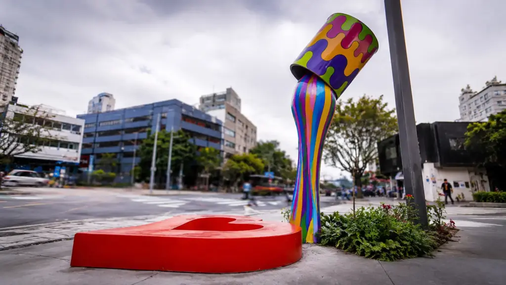 Escultura de seis metros e uma tonelada chega a praça de São Paulo com lata de tinta gigante suspensa e banco em forma de coração que aproxima arte, cidade e cotidiano
