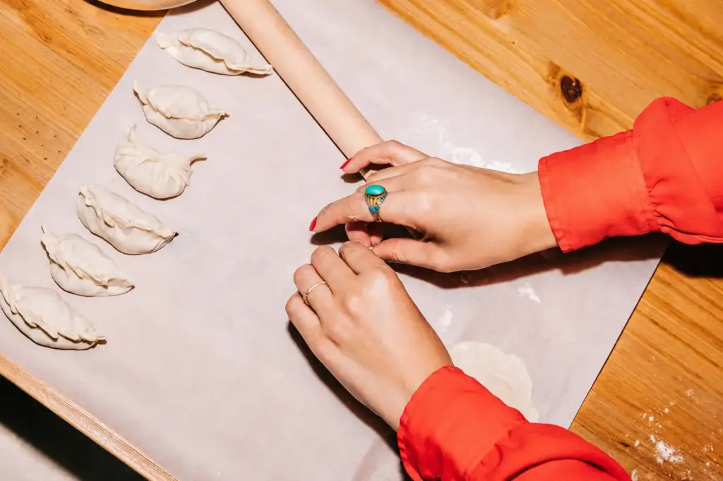 Aos 34 anos, ela deixa carreira corporativa após perder o pai, cria negócio de dumplings 7 meses depois e passa a faturar até US$ 10 mil em 1 hora ensinando 100 pessoas a cozinhar
