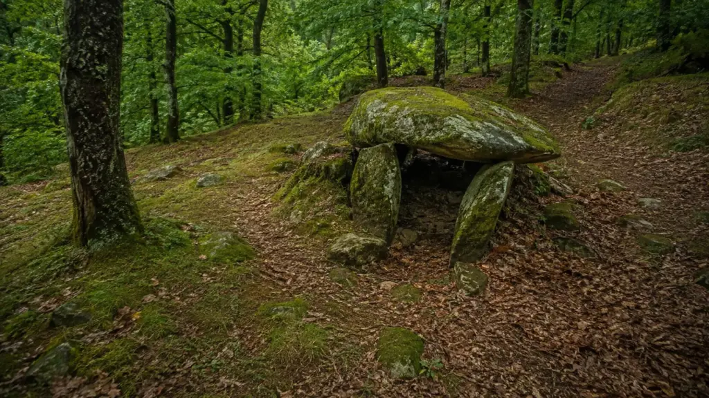 Arqueólogos encontram sinais de grandes pedras escondidas sob montes funerários de até 80 metros na Bretanha, e hipótese aponta para estruturas em formato humano enterradas há milhares de anos