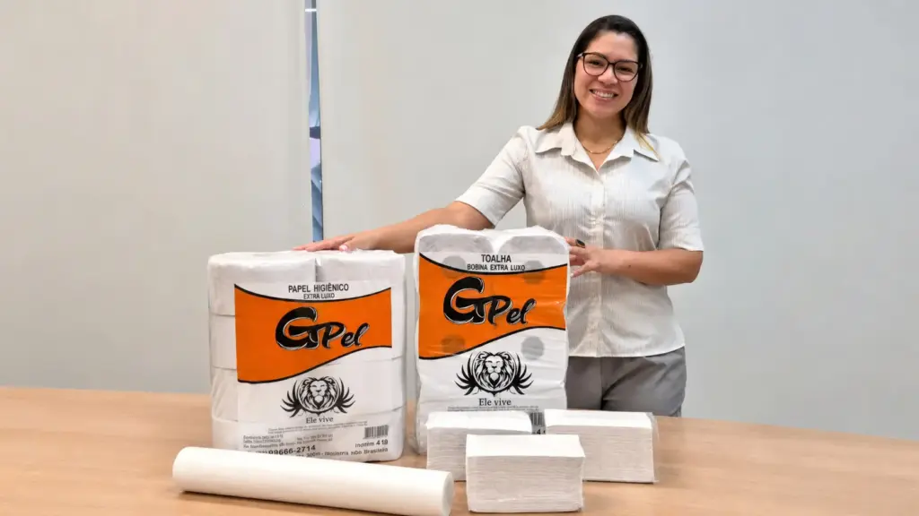 Gilcilene, a mulher que levou fábrica de papel para dentro de presídio, ampliou produção de 70 para mil fardos por dia e mira alcançar 180 cidades
