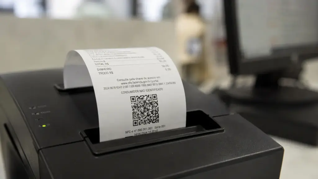 Nota fiscal começa a mudar em agosto de 2026 e duas novas siglas vão aparecer nas compras dos brasileiros: entenda por que IBS e CBS entram nos documentos fiscais, o que significam as alíquotas de 0,9% e 0,1%, quais empresas precisam adaptar seus sistemas primeiro e por que essa mudança da reforma tributária ainda não significa que o consumidor vai simplesmente acordar pagando dois impostos novos