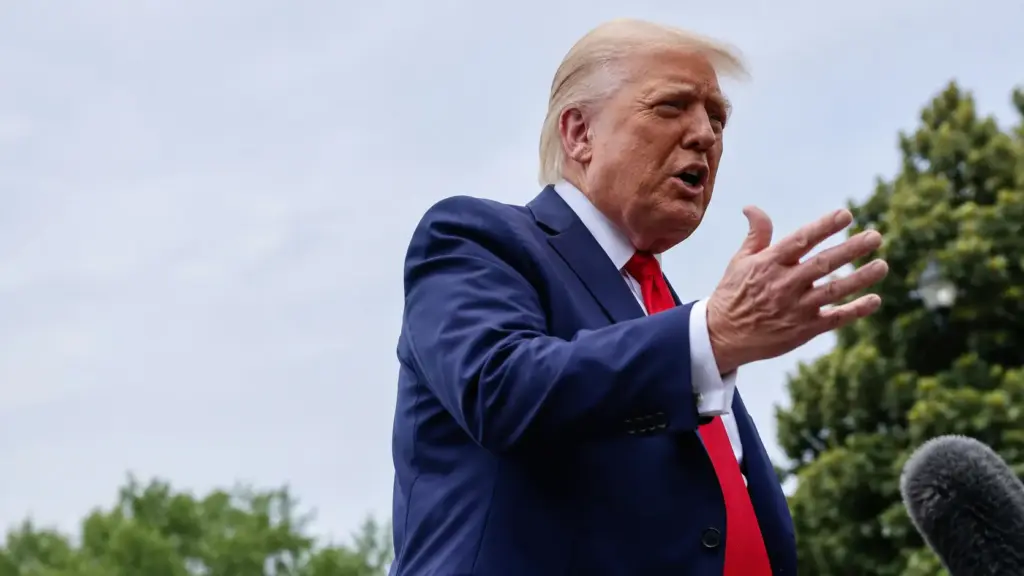 25 estados dos EUA levam Trump à Justiça após tarifas de até 12,5% atingirem produtos de 60 parceiros comerciais, incluindo Brasil e União Europeia