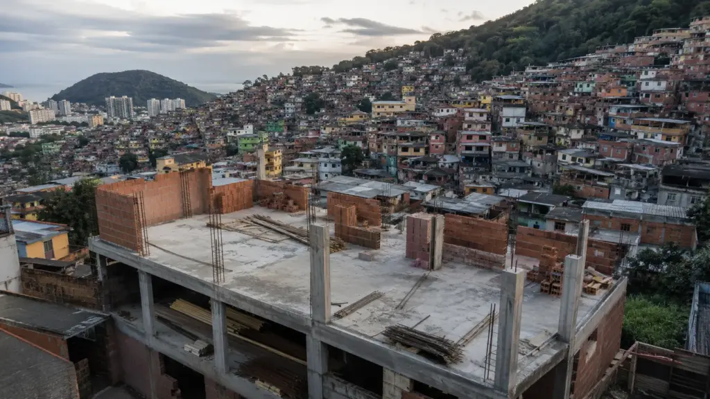 Uma laje na Rocinha pode custar quase R$ 1 milhão? Vídeo mostra estrutura inacabada de três pavimentos oferecida como investimento para a construção de várias quitinetes, enquanto anúncio reacende questionamentos sobre verticalização, mercado imobiliário clandestino e fiscalização da Prefeitura do Rio