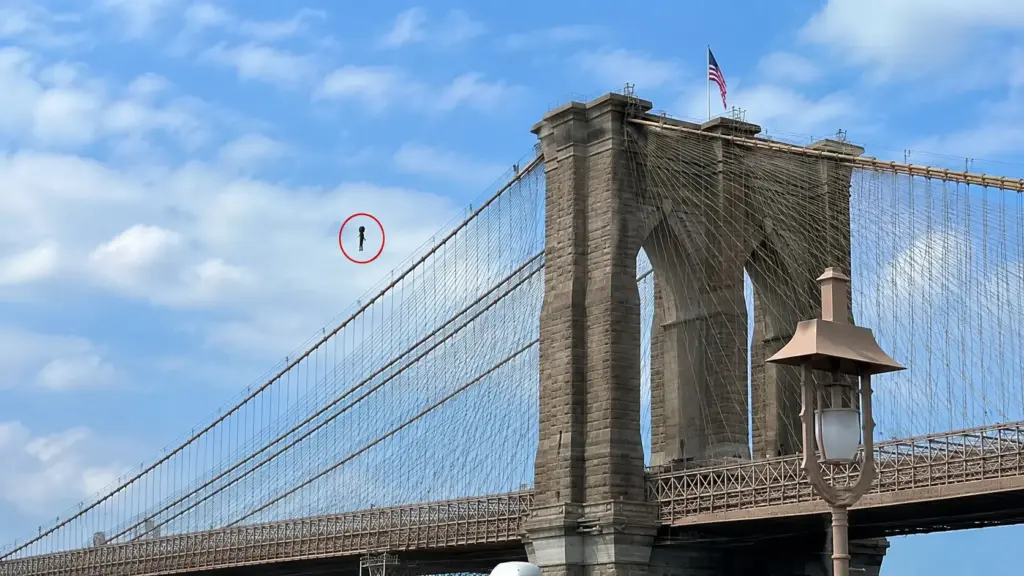 Homem escala um dos maiores cartões-postais de Nova York, tira a roupa no topo da Ponte do Brooklyn, hasteia bandeiras e surpreende testemunhas ao saltar de quase 85 metros no East River antes de ser encontrado vivo pela polícia