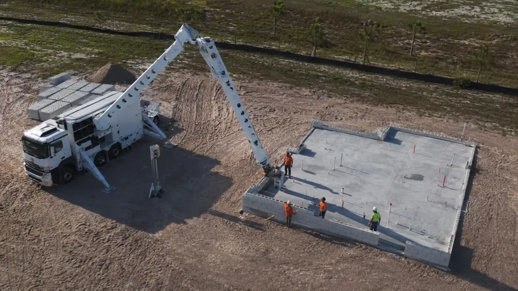 Falta de trabalhadores acelera a automação nos canteiros de obras: construtora testa um robô chamado Hadrian X, que usa inteligência artificial, aplica adesivo duas vezes mais resistente e ergue em um dia as paredes de uma casa com 2.477 blocos Falta de trabalhadores acelera a automação nos canteiros de obras: construtora testa um robô chamado Hadrian X, que usa inteligência artificial, aplica adesivo duas vezes mais resistente e ergue em um dia as paredes de uma casa com 2.477 blocos