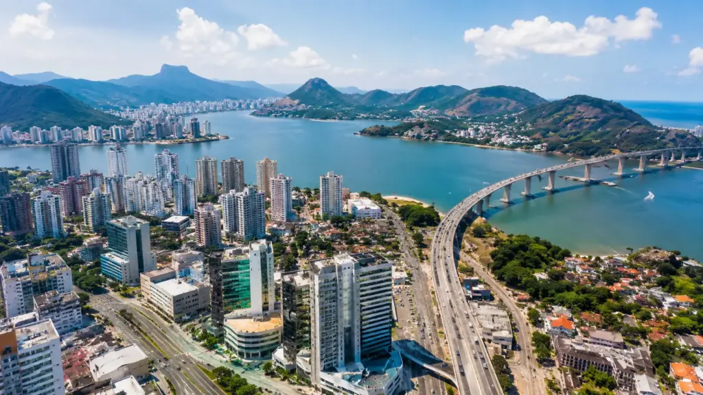 Vitória toma de Balneário Camboriú o posto de metro quadrado mais caro do Brasil, chega a R$ 15.448 por m² e ainda vê Vila Velha disparar 15,57% em 12 meses
