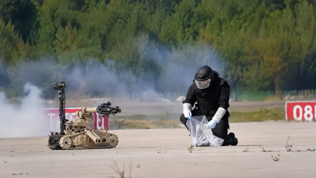 Alemanha aciona robô antibombas após drone com explosivos aparecer ao lado de cargueiro ucraniano e fechar pista de aeroporto estratégico da OTAN