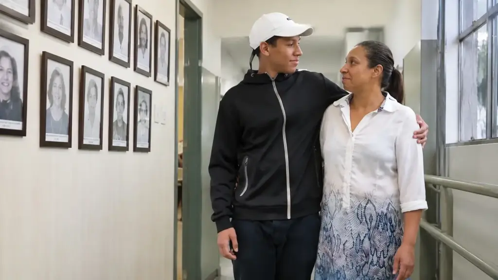 Mãe deixou a escola ainda na 7ª série para trabalhar, passou décadas acompanhando os estudos dos filhos e, aos 40 anos, voltou a estudar depois que o próprio filho de 15 anos entrou na EJA, começou a cobrar sua volta e transformou a rotina da família
