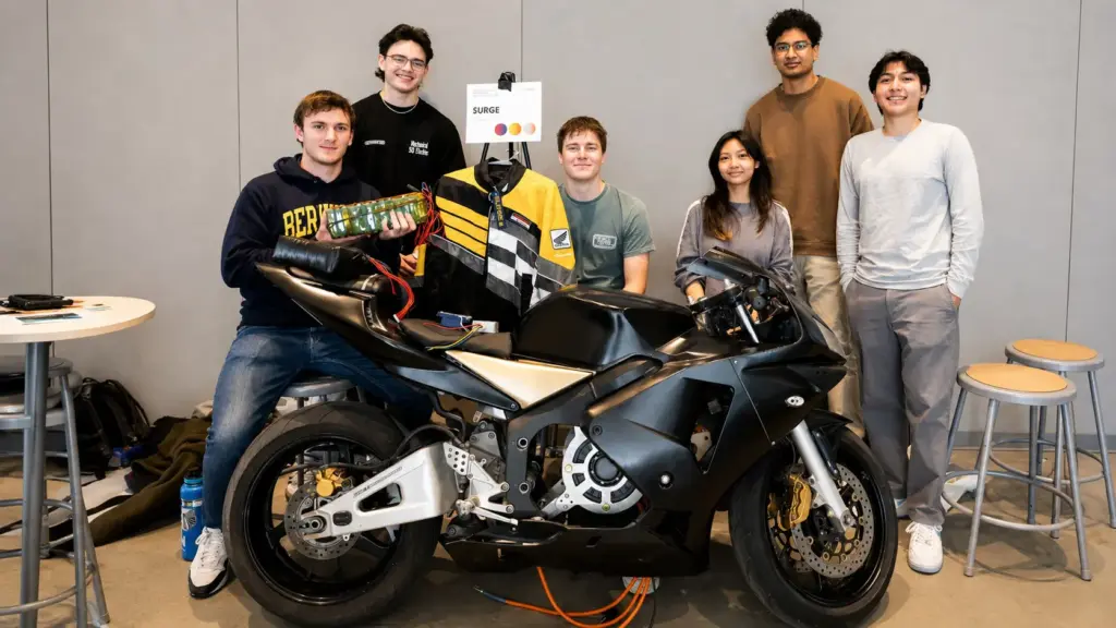 Estudantes retiram todo o sistema a combustão e transformam uma Honda CBR600RR 2006 com motor quebrado em motocicleta elétrica, projetam bateria e usam a primeira moto para treinar engenheiros, testar soluções e buscar patrocinadores