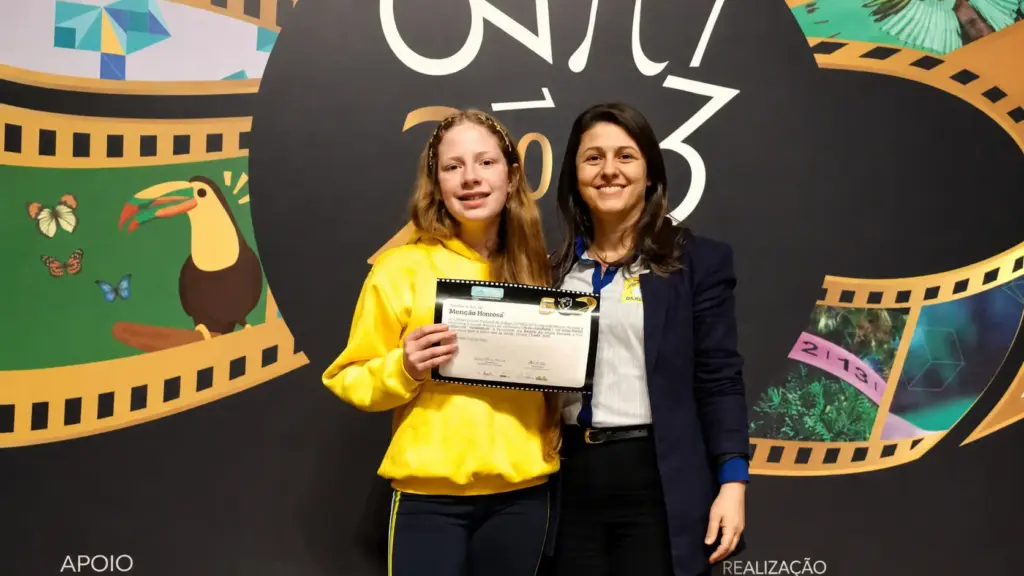 Aluna de 13 anos da rede municipal de Santa Catarina conquista medalha de bronze nacional na OBMEP e transforma a entrega em celebração para a família e toda a escola