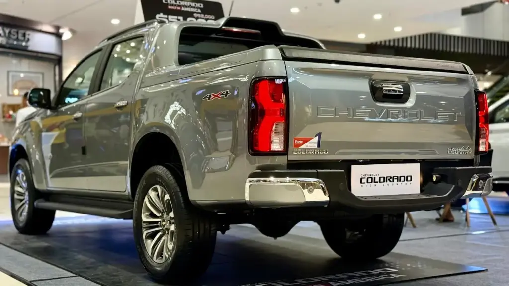 Esqueça a S10: Chevrolet Colorado 2026 custa cerca de R$ 168 mil, entrega 310 cv e brutais 583 Nm, usa motor 2.7 turbo, câmbio automático e consegue rebocar quase 3,5 toneladas, mas esse preço existe apenas nos Estados Unidos