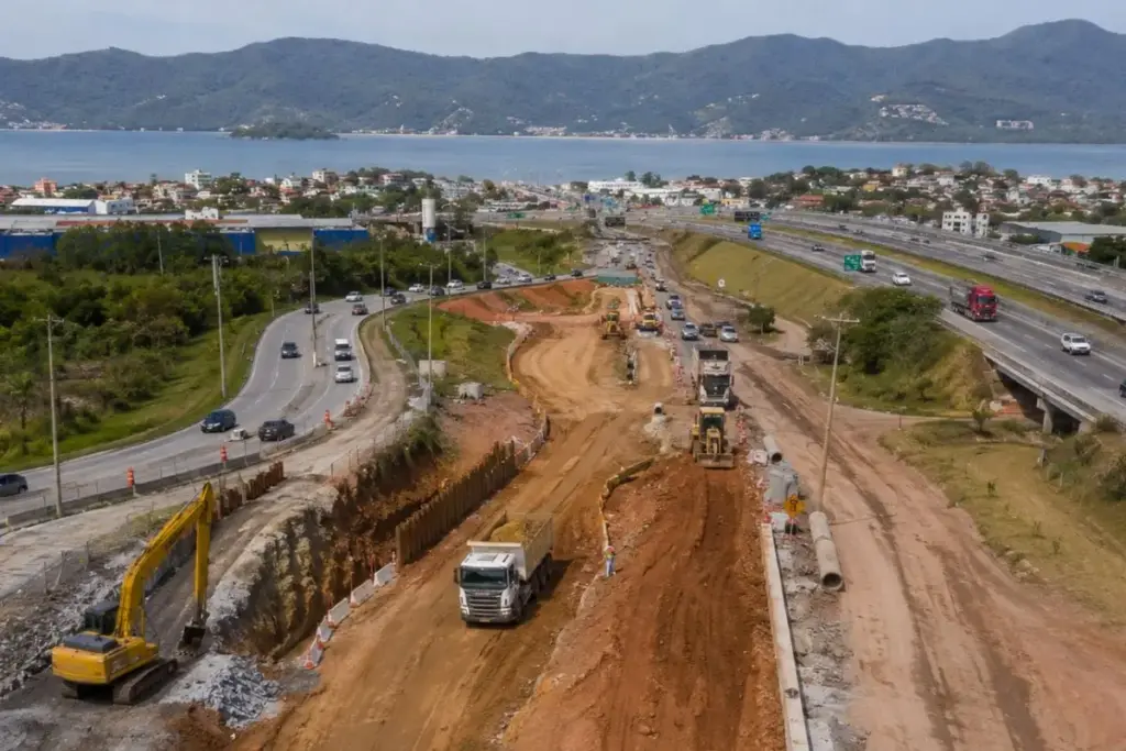 Cidade do litoral de SC prepara R$ 5,1 milhões para transformar acesso à BR-101 usado por moradores e turistas, com obra que começa abaixo do asfalto e chega até a ligação com a rodovia Cidade do litoral de SC prepara R$ 5,1 milhões para transformar acesso à BR-101 usado por moradores e turistas, com obra que começa abaixo do asfalto e chega até a ligação com a rodovia