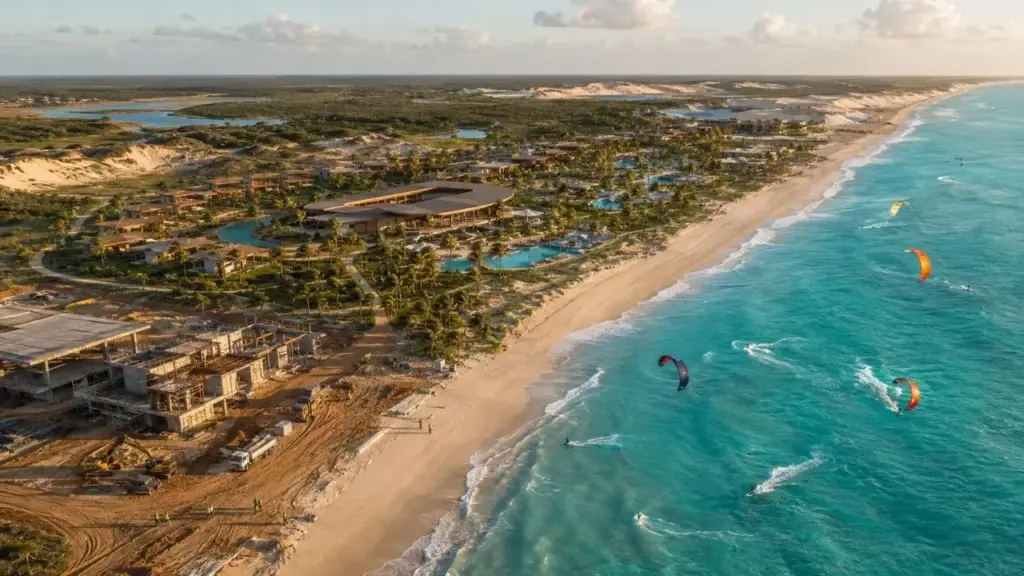 Club Med vai erguer resort de R$ 1 bilhão em uma área de 240 hectares no litoral do Ceará, com primeira fase prevista para 2029, cerca de 2 mil empregos permanentes e conceito inédito de kitesurf, tornando Beberibe sede do primeiro empreendimento da rede internacional dedicado ao esporte
