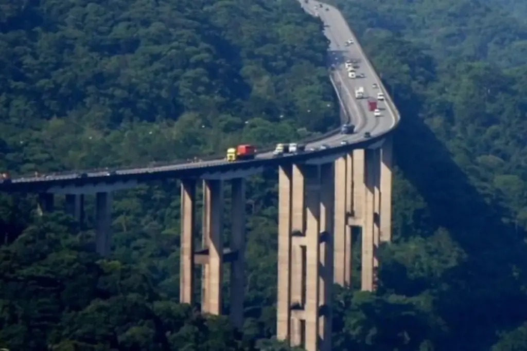 Com 14 túneis, sete pontes e 44 viadutos ao longo de 58,5 km, Rodovia dos Imigrantes cruza a Serra do Mar e mostra como a engenharia reduziu em cerca de 97,5% o impacto sobre a vegetação na construção da segunda pista inaugurada em 2002 Com 14 túneis, sete pontes e 44 viadutos ao longo de 58,5 km, Rodovia dos Imigrantes cruza a Serra do Mar e mostra como a engenharia reduziu em cerca de 97,5% o impacto sobre a vegetação na construção da segunda pista inaugurada em 2002
