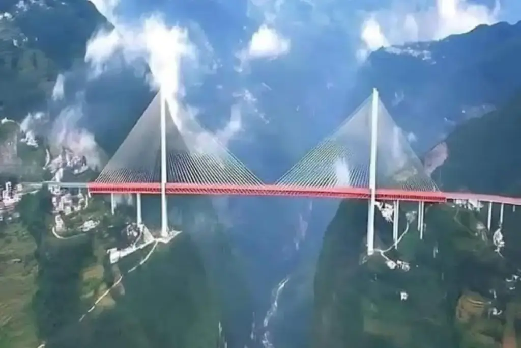 Construída entre penhascos na China, Ponte Beipanjiang suspende pista a 565 metros sobre o vale, estende-se por 1,34 km e usa sensores para acompanhar vibrações e tensão dos cabos, enquanto conexão reduziu drasticamente o tempo de viagem e ampliou acesso a serviços e mercados