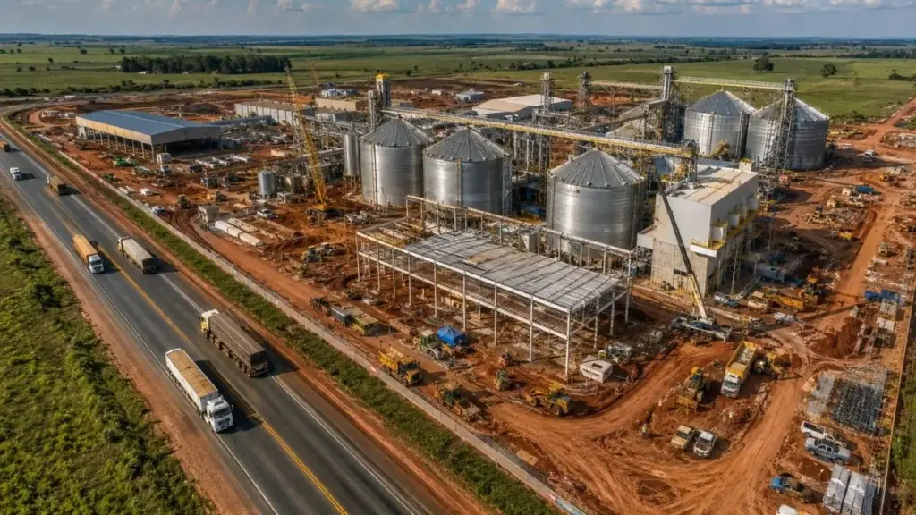 Cooperativa ergue indústria de soja de R$ 1,013 bilhão em uma área de 115 hectares às margens da BR-163, instala capacidade para processar 3 mil toneladas por dia e prepara a maior obra de sua história, que deverá gerar empregos, produzir farelo e óleo e transformar Naviraí em um novo polo agroindustrial até 2027 Cooperativa ergue indústria de soja de R$ 1,013 bilhão em uma área de 115 hectares às margens da BR-163, instala capacidade para processar 3 mil toneladas por dia e prepara a maior obra de sua história, que deverá gerar empregos, produzir farelo e óleo e transformar Naviraí em um novo polo agroindustrial até 2027