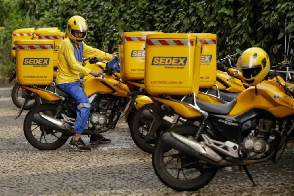 Correios acumulam prejuízo de R$ 5,4 bilhões no primeiro semestre de 2026, veem despesas financeiras saltarem 179% para R$ 1,6 bilhão e podem terminar o ano com dívida maior enquanto plano de recuperação fecha apenas 256 das mil agências previstas Correios acumulam prejuízo de R$ 5,4 bilhões no primeiro semestre de 2026, veem despesas financeiras saltarem 179% para R$ 1,6 bilhão e podem terminar o ano com dívida maior enquanto plano de recuperação fecha apenas 256 das mil agências previstas