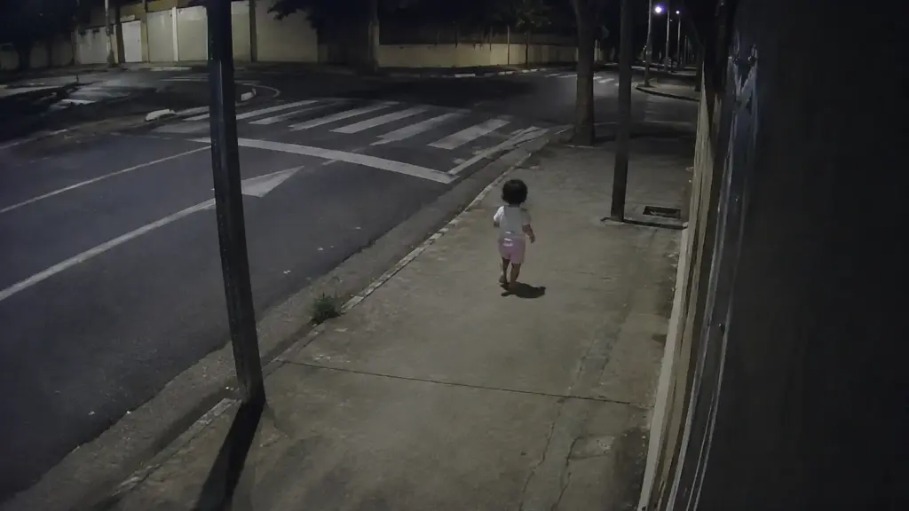 Aos 2 anos, menina sai de casa durante a madrugada, caminha sozinha por mais de 700 metros, atravessa mais de 10 cruzamentos e é encontrada por mulher que voltava do trabalho