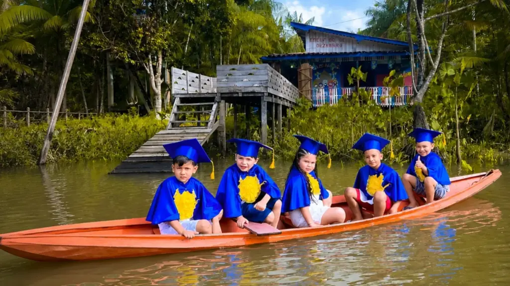 Crianças que navegam 40 minutos todo dia para chegar à escola fizeram o ensaio de formatura do ABC dentro de uma canoa, fotografadas por celular e por valor simbólico porque as famílias vivem da colheita do açaí Crianças que navegam 40 minutos todo dia para chegar à escola fizeram o ensaio de formatura do ABC dentro de uma canoa, fotografadas por celular e por valor simbólico porque as famílias vivem da colheita do açaí