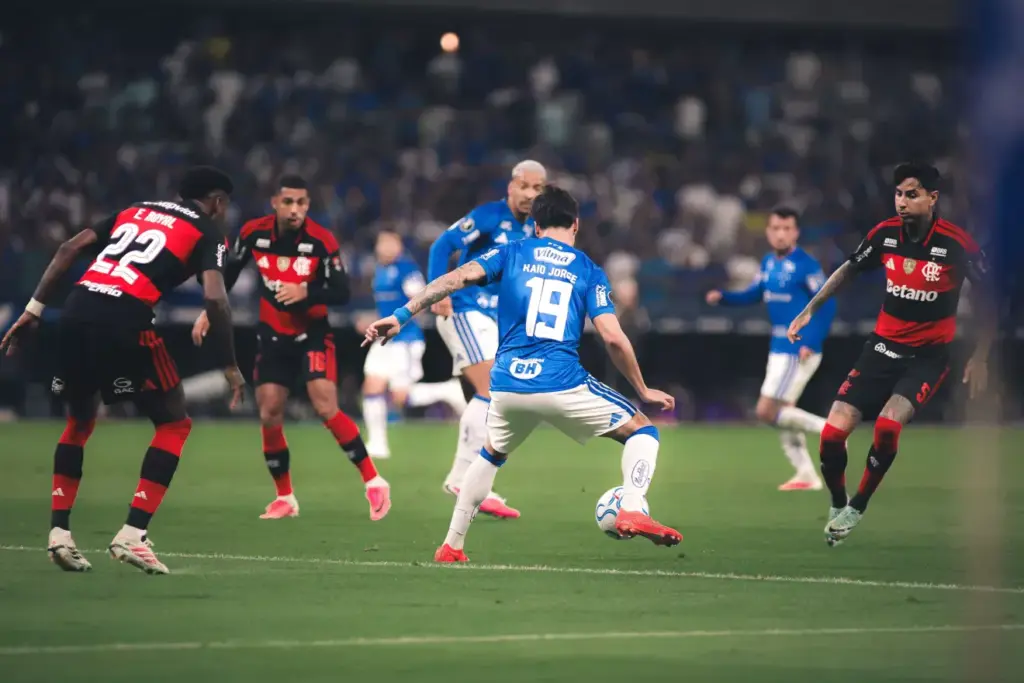 Após sofrer na janela, Flamengo encara um Cruzeiro cheio de caras novas Após sofrer na janela, Flamengo encara um Cruzeiro cheio de caras novas