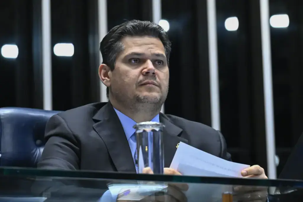 Alcolumbre assina despachos de PECs da segurança e do fim da jornada 6×1 Alcolumbre assina despachos de PECs da segurança e do fim da jornada 6×1