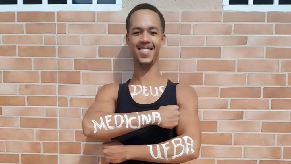 Filho de soldador e vendedora de acarajé, jovem de escola pública reprova em Medicina no Enem de 2024, passa um ano estudando sozinho enquanto ajuda os pais na barraca aos fins de semana e, aos 19 anos, conquista o 1º lugar em Medicina na UFBA