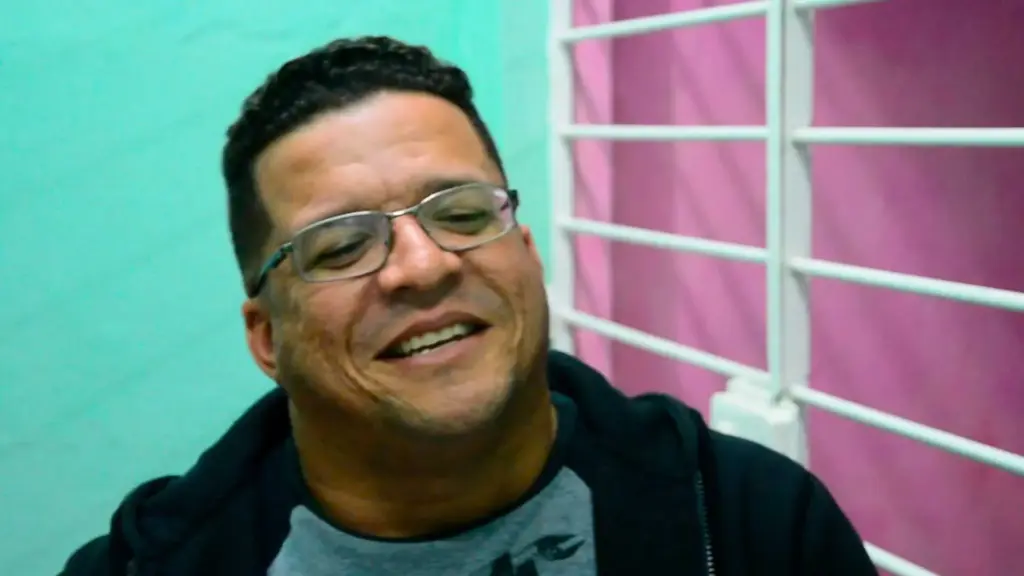 Ex-gari recolhia lixo, entulho, animais mortos e limpava esgoto por pouco mais de R$ 400 até decidir mudar de vida, juntou dinheiro para entrar na faculdade, chegou ao mestrado e doutorado em Ciência da Computação pela UFPE e, anos depois, concluiu pós-doutorado em cibersegurança