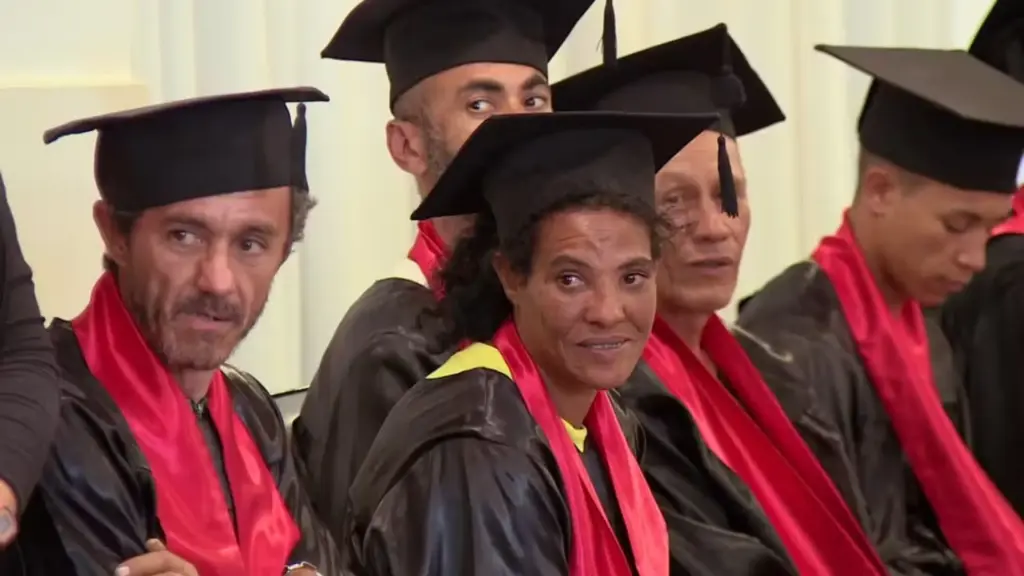 Depois de 20 anos dormindo na calçada, ela vestiu a beca e recebeu o diploma de confeitaria na primeira turma de formandos em situação de rua de Campinas, num projeto que serve refeição a 200 pessoas por dia