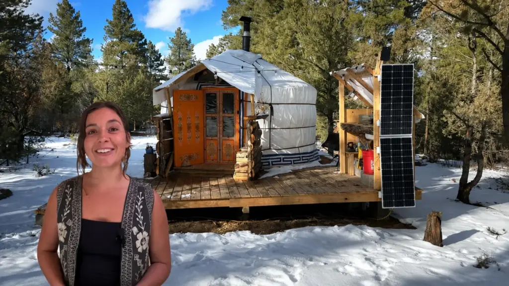 Depois de anos entre van e caminhão, Molly troca a estrada por uma casa de 4 metros no High Desert, paga US$ 2.800 pela estrutura usada e passa a depender do sol, da nascente e da lenha todos os dias