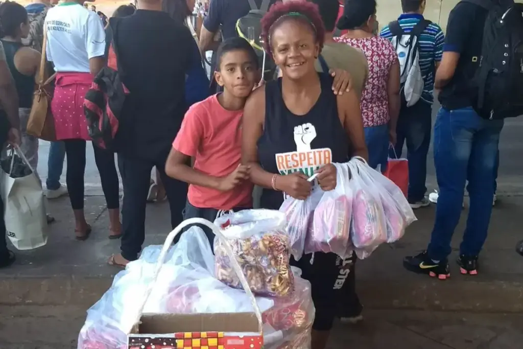Depois de passar 12 anos nas ruas de Brasília, Danda manteve os estudos, concluiu o ensino médio, trabalhou como vendedora ambulante, melhorou a nota no Enem e conquistou aos 36 anos vaga em Letras na Uerj pelo sistema de cotas
