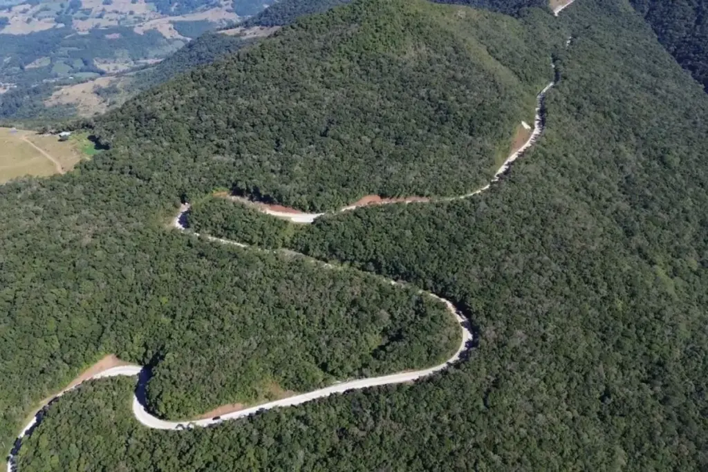 Depois de quatro meses fechada, serra de R$ 76 milhões que liga os cânions do Rio Grande do Sul ao Litoral Sul catarinense reabre para carros e motos, mas meia pista, siga e pare e horários curtos controlam a travessia