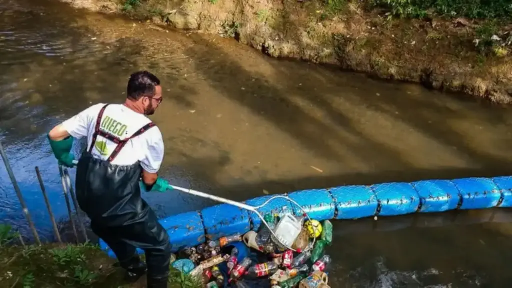 Depois de ver desaparecerem os peixes do rio onde aprendeu a nadar, vendedor reúne garrafas PET, rede e depois galões de 50 litros para criar uma ecobarreira, gasta cerca de R$ 1 mil e transforma a iniciativa em projeto que já inspirou ao menos 10 cidades do país