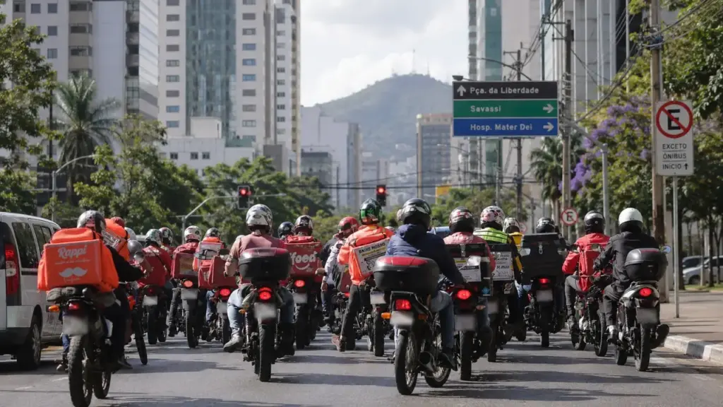 Apps prometem entregas em até 10 minutos no Brasil enquanto acidentes com motoboys e ciclistas crescem 35%, ultrapassam 34 mil registros e levantam uma pergunta incômoda: quem realmente paga o preço da guerra pela entrega mais rápida?