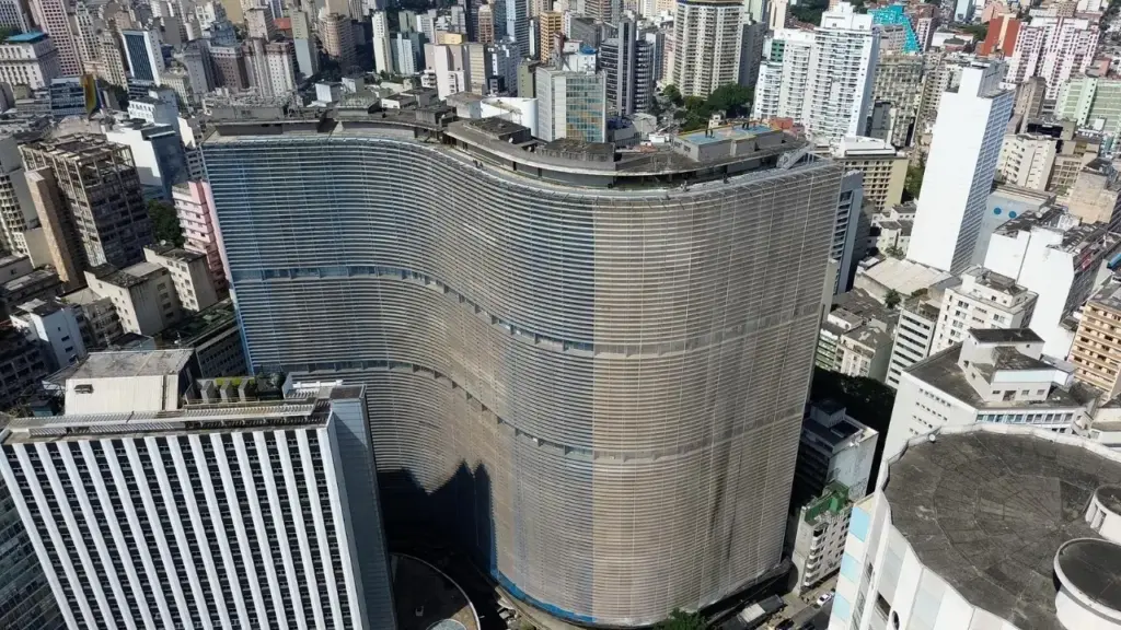 Mais de 50 prédios antigos do Centro de São Paulo entram em transformação para criar 5.238 moradias, 15 já tiveram obras concluídas e imóveis esquecidos começam a voltar à vida no coração da maior cidade do Brasil Mais de 50 prédios antigos do Centro de São Paulo entram em transformação para criar 5.238 moradias, 15 já tiveram obras concluídas e imóveis esquecidos começam a voltar à vida no coração da maior cidade do Brasil