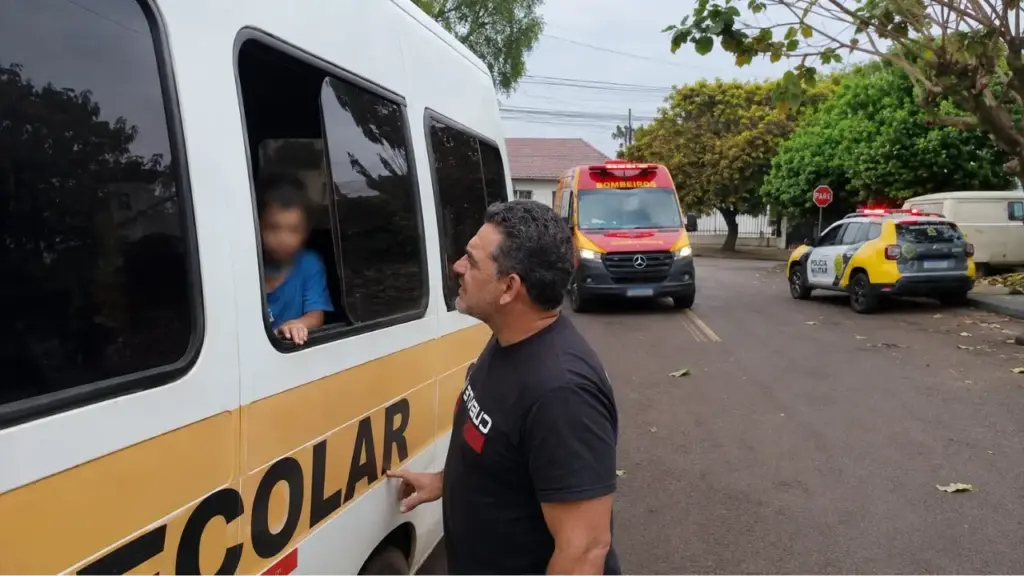 Caminhoneiro passa por rua do Paraná, vê uma pequena mão batendo no vidro de van escolar, para no meio da via e descobre menino de 5 anos esquecido sozinho